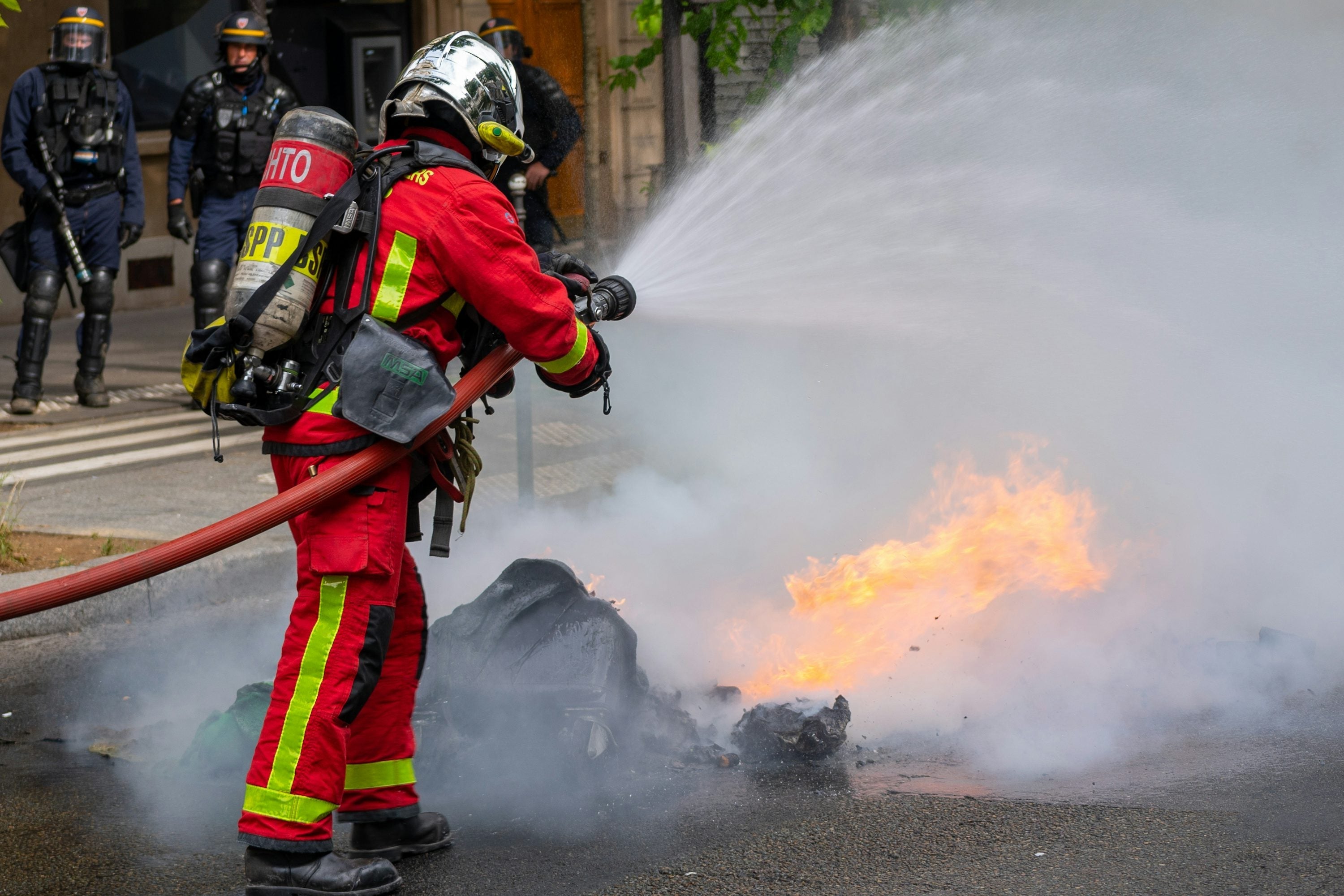 ¿Por qué el agua apaga el fuego?