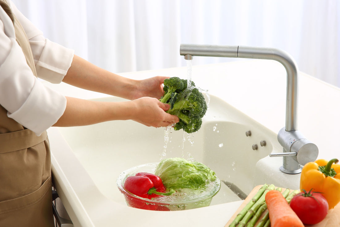 Agua limpia en la cocina y preparación de alimentos