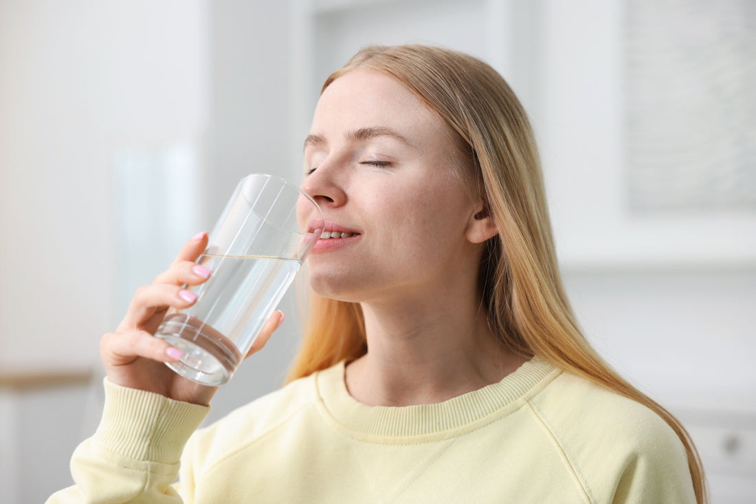 Beneficios de beber agua limpia: ¿elimina toxinas, mejora la piel y ayuda a bajar de peso?