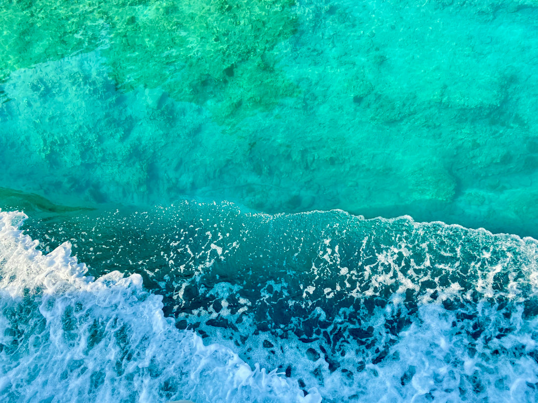 ¿Por que el agua es transparente, pero el mar es azul?