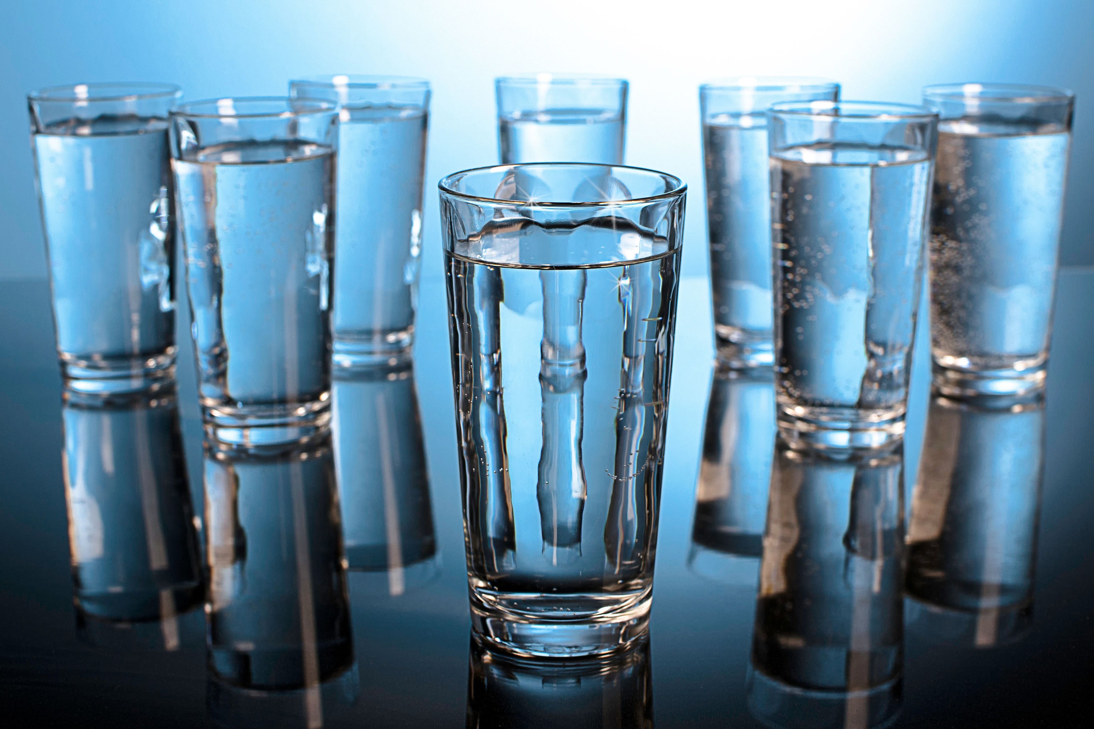 ¿Cuántos vasos de agua debo beber al día? Riesgos de tomar muy poca o demasiada